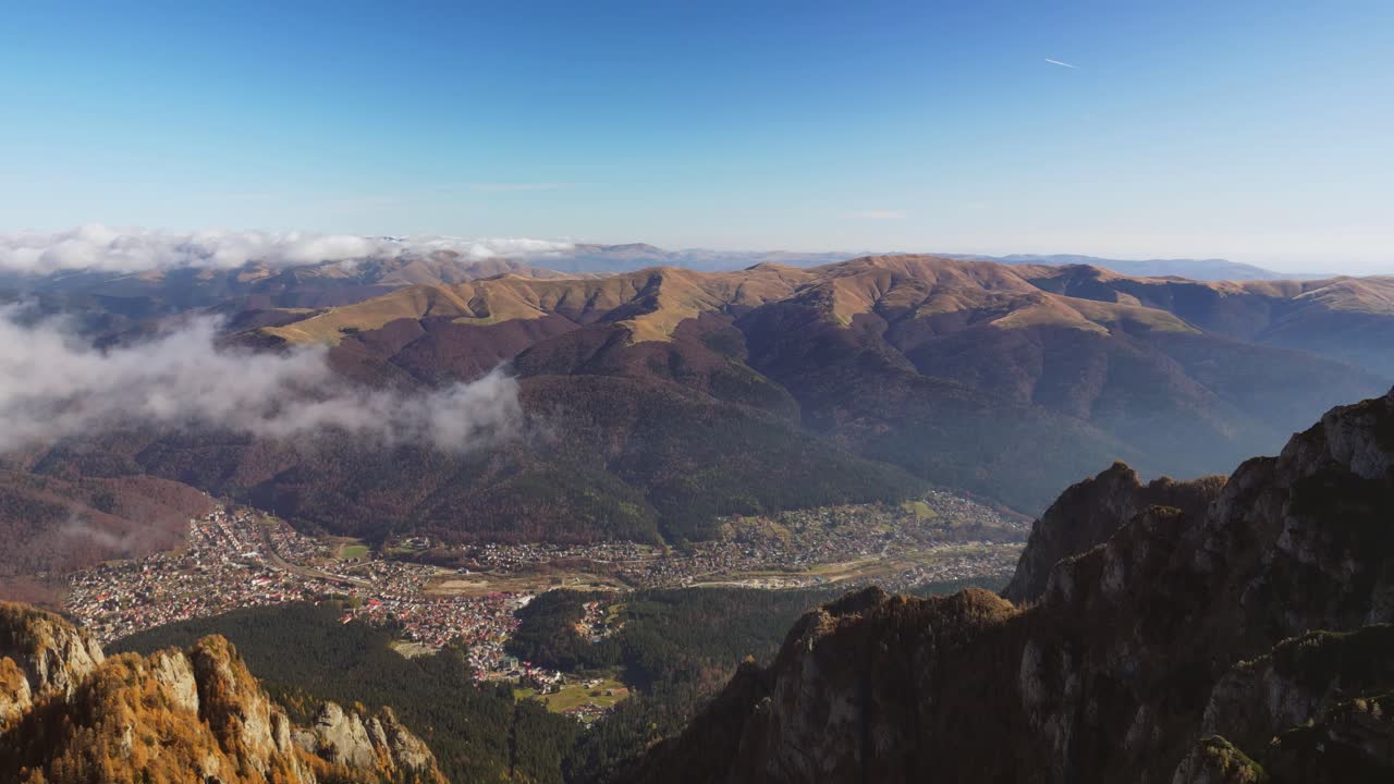 vista panorámica del valle del condado de prahova, muntenia, rumania, madre tierra natural limpia y no contaminada