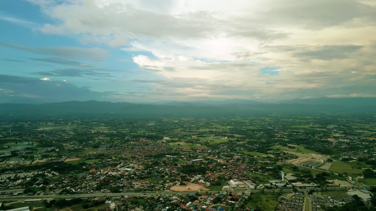 imágenes aéreas de naturaleza cinematográfica de 4k de un avión no tripulado volando sobre la hermosa ciudad de chiang mai, tailandia durante la puesta de sol