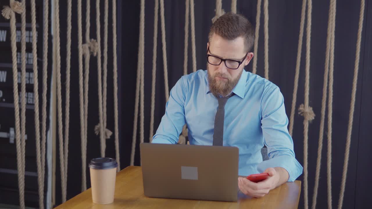 hombre de negocios trabajando en una computadora portátil en un café