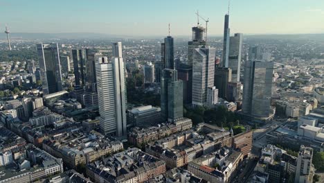 imágenes cinematográficas de la imponente ciudad de fráncfort en alemania, aéreas