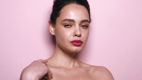 joven mujer morena con maquillaje elegante de noche