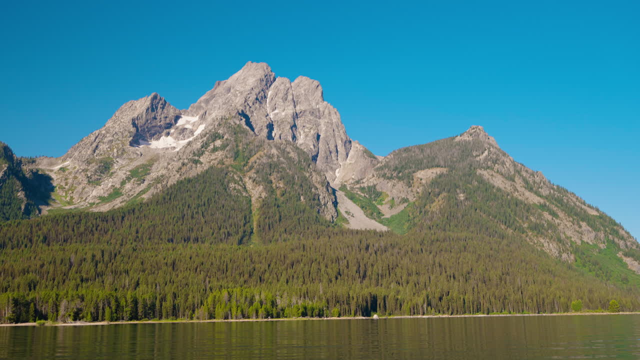 Maestose montagne del Grand Teton riflesse in un lago sereno