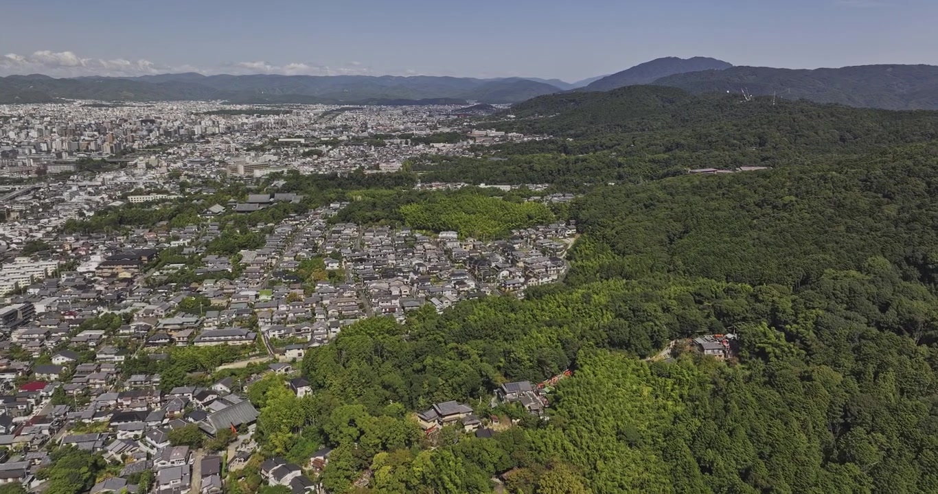 Sorvolo aereo di Kyoto, Giappone v13, sopra il quartiere del santuario Fushimi Inari a Fukakusa Yabunouchicho, che rivela colline boscose e il paesaggio urbano orientale - Ripreso con Mavic 3 Pro Cine - 7 ottobre 2023