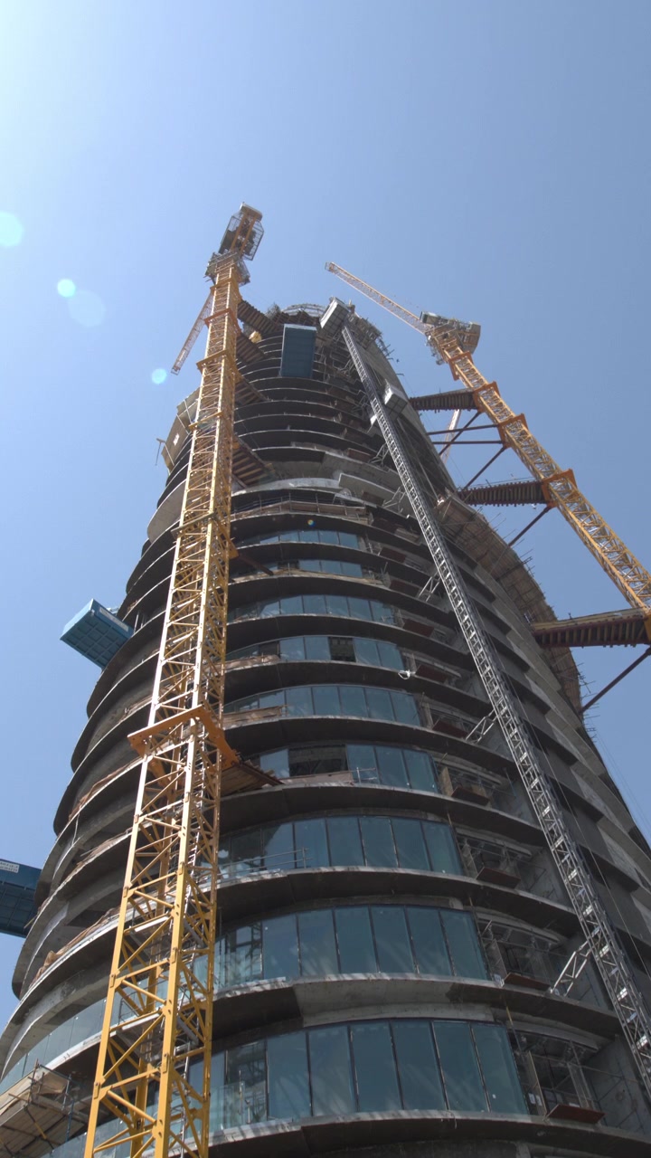 Construcción de un moderno rascacielos con grúas torre