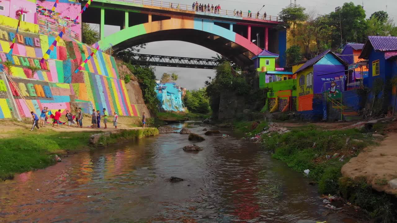 Jodipan pelangi Kota Malang memukau saat fajar. Indonesia, Jawa Timur