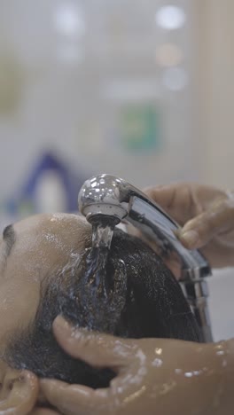 una chica en un salón de belleza lavándose el cabello, video s registro canon eos r cámara en 8bits crudo