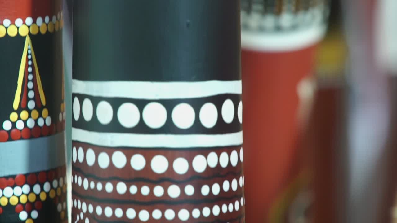 호주 원주민 디게리두의 아름다운 예술 작품의 느린 팬과 근접 촬영