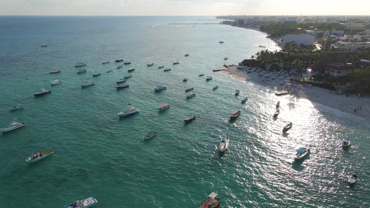 revelación aérea de barcos descansando atracados en el océano al atardecer agua azul