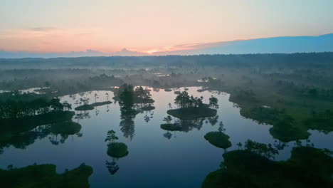 Los-Pantanos-En-Los-Humedales-Del-Parque-Nacional-Kemeri-De-Letonia---Vista-Aérea-De-Retroceso-Al-Amanecer