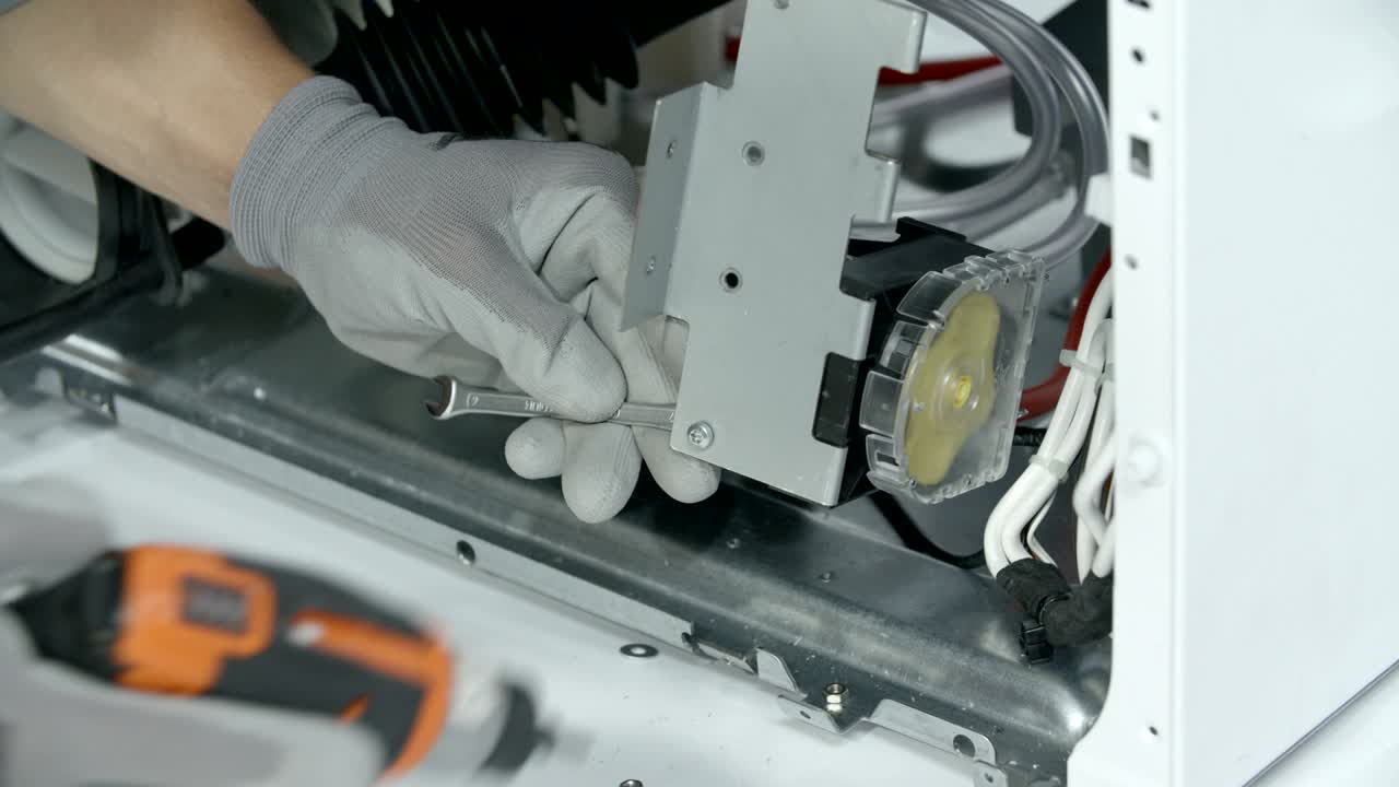 eliminación del panel metálico de la parte eléctrica