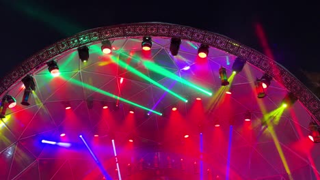 danza ligera en armonía con la música y la actuación del artista