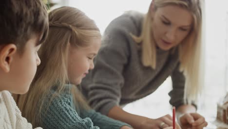 Video-Von-Kindern,-Die-Einen-Brief-An-Den-Weihnachtsmann-Schreiben
