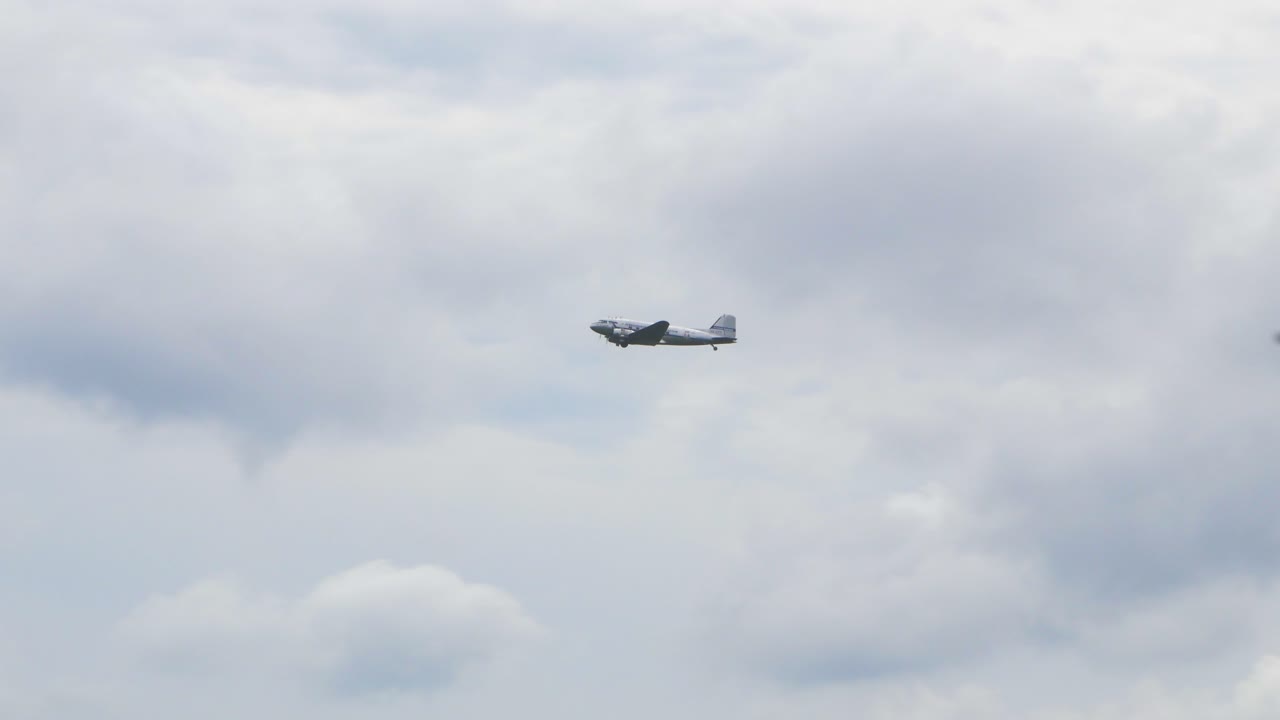 plata y azul douglas dc3 actúa en el espectáculo aéreo internacional del báltico, llevando a cabo flypast, vista desde el suelo, tiro de mano 4k