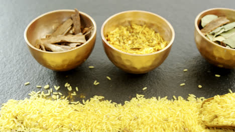 varias especias en un cuenco con arroz amarillo 4k