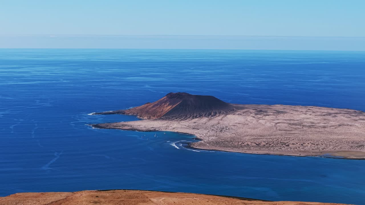 Vista sull'Oceano Atlantico, l'isola di La Graciosa e il vulcano Montaña Amarilla dal Mirador del Río a Lanzarote, Spagna. Vista panoramica aerea con drone, spazio per il testo.