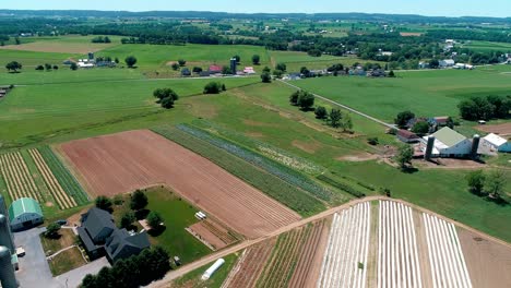 Amische-Landschaft-Und-Ackerland,-Wie-Von-Drohnen-Gesehen