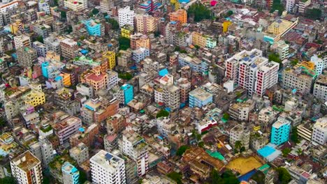 Ciudad-Vibrante-Y-Densamente-Poblada-De-Dhaka-Con-Edificios-Coloridos