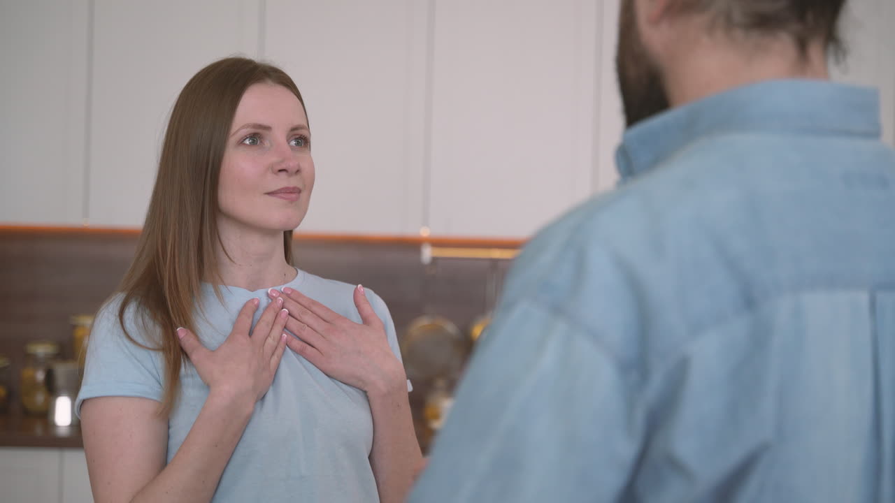 очень сердитая женщина приводит свои аргументы и просит мужчину объяснить 1