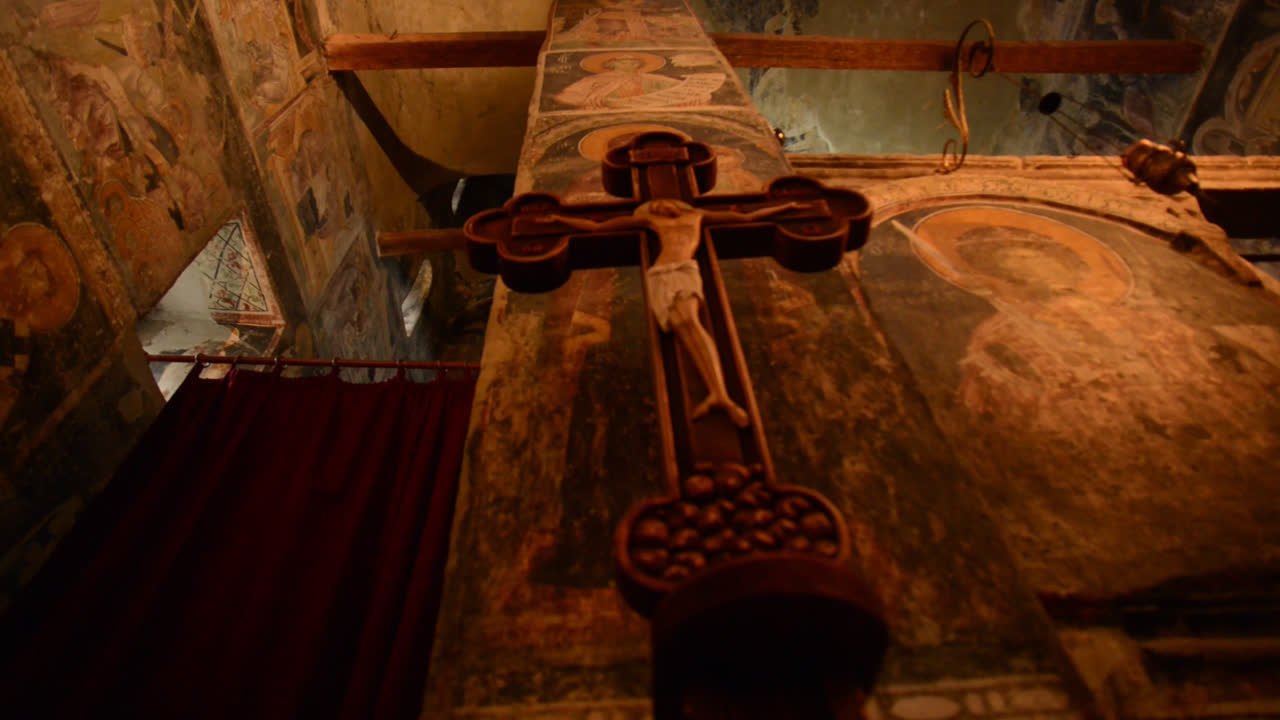 교회 안 에서 십자가 에 못 박힌 예수