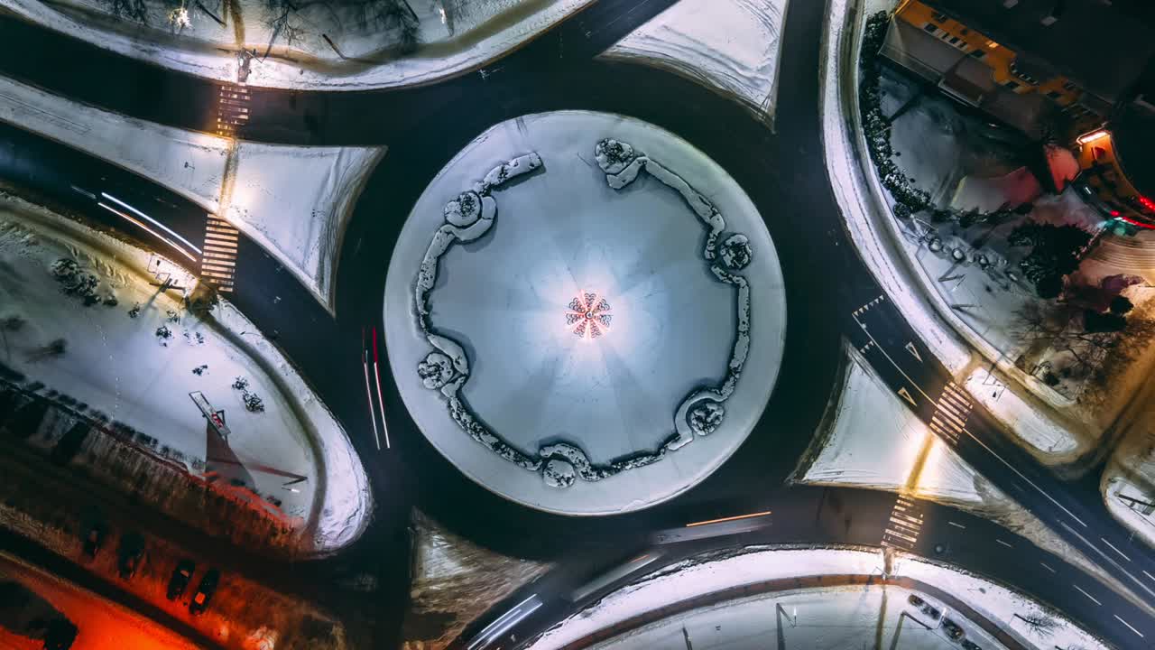 작은 유럽 도시에서 원형 자동차와 함께 순환 도로의 야간 타임 라프스