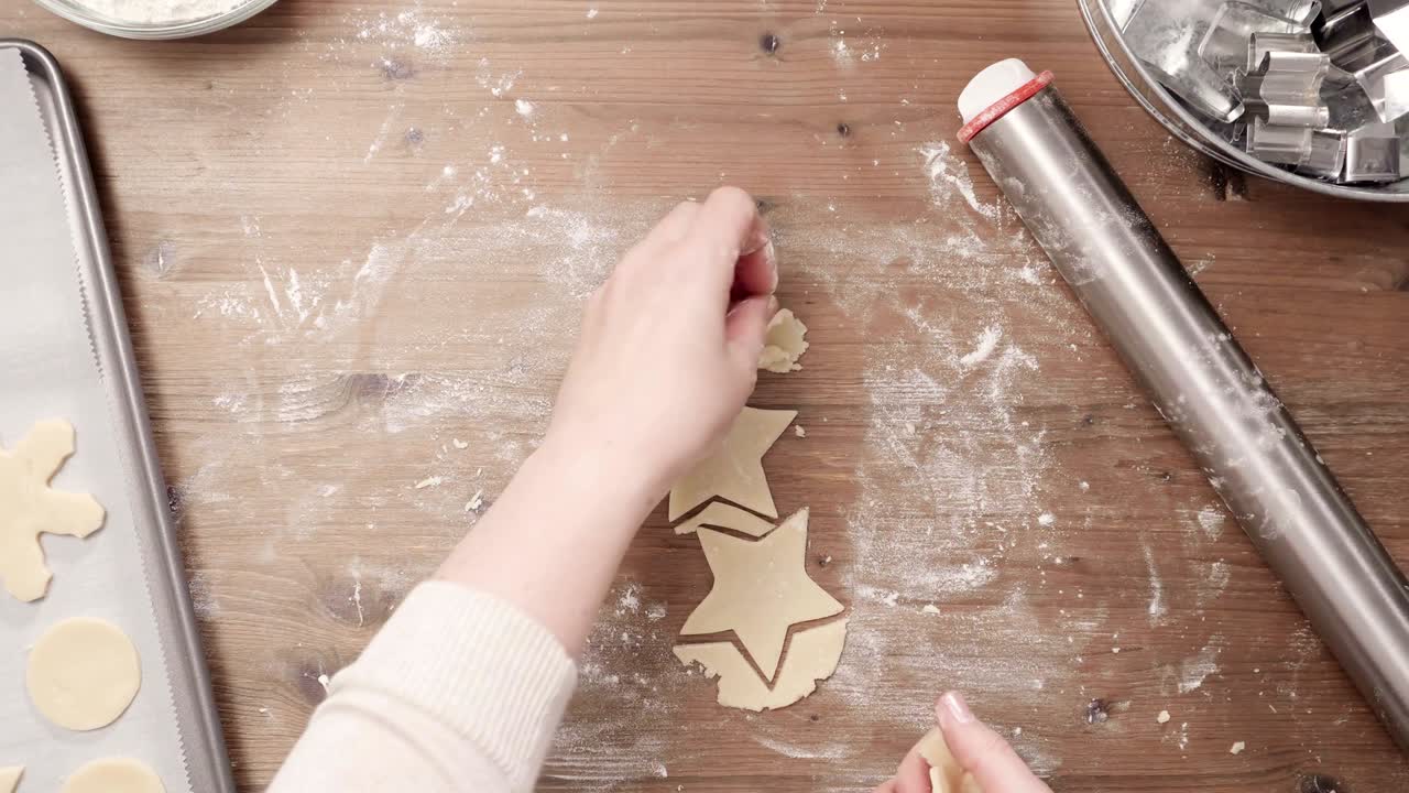 horneando galletas de azúcar de navidad para papá noel.
