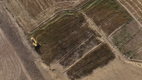 Vista-Aérea-De-Una-Cosechadora-Trabajando-En-El-Campo-De-Punjab-En-Pakistán