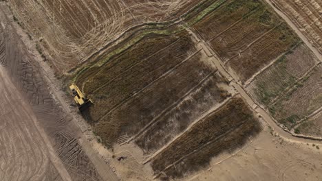 vista aérea de una cosechadora trabajando en el campo de punjab en pakistán