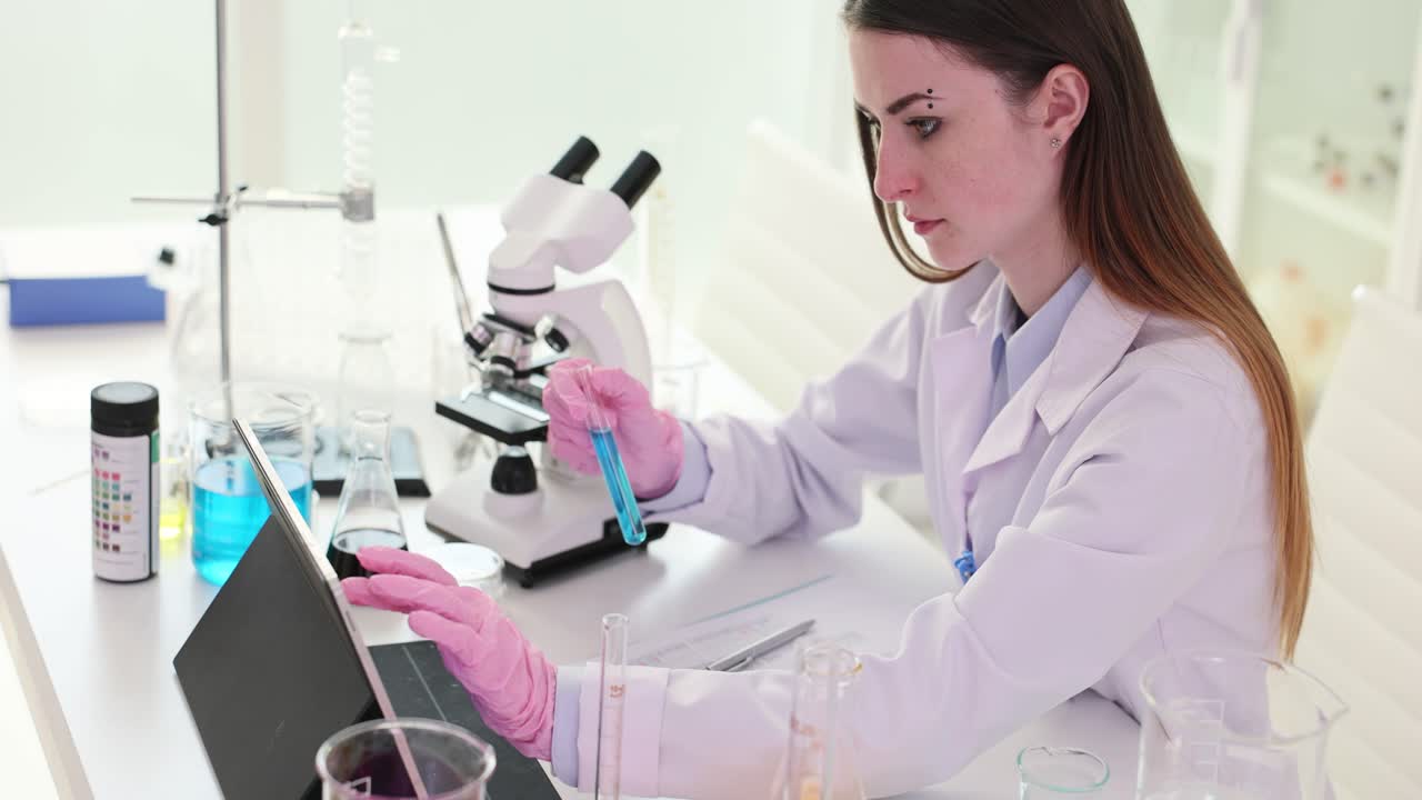 científica que lleva a cabo un experimento en el laboratorio