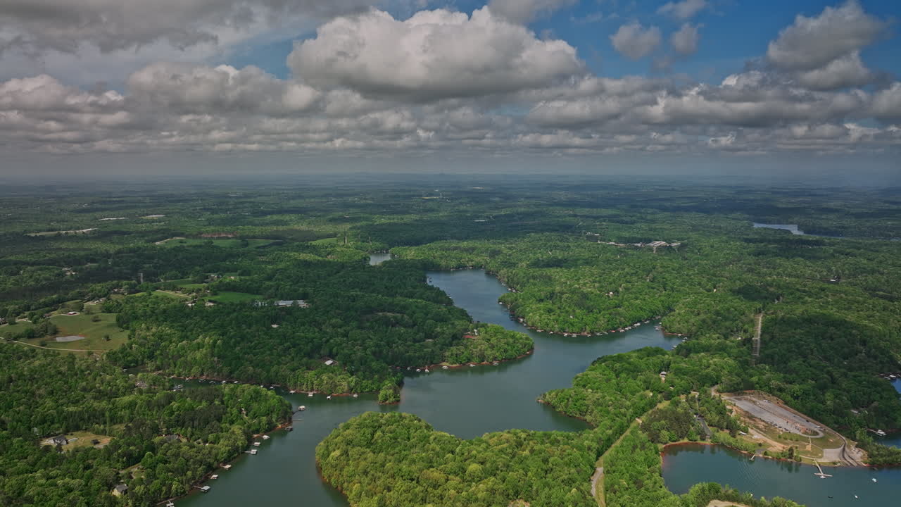 lake hartwell georgia aerial v7 drone flyover gumlog comunidad capturando casas tranquilas a orillas del lago y vista del paisaje del parque estatal de tugaloo en un día soleado de verano - filmado con mavic 3 cine - abril 2022