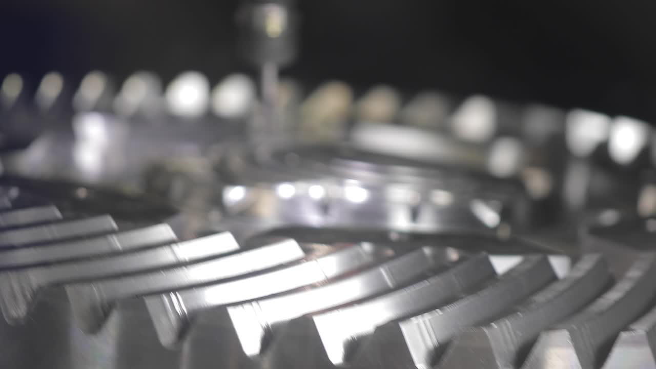 금속 가공 cnc lathe milling machine. 금속 절단 현대 가공 기술.