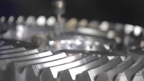 metalurgia cnc máquina de fresado de torno. corte de metal tecnología de procesamiento moderno.