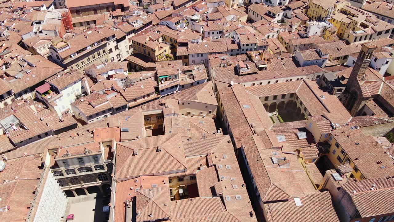 drones de los techos de florencia - texturas de terracota brillando bajo el calor del verano