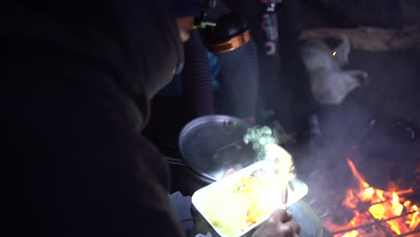 Haciendo-Comida-En-El-Clima-Frío-En-La-Cima-Del-Volcán-Acatenango