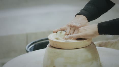 느린 동작,  점토에서 도자기 제품을 만드는 마스터 도자기
