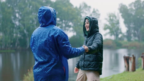 Paar,-Tanzen-Und-Glückliches-Date-Im-Outdoor-Park