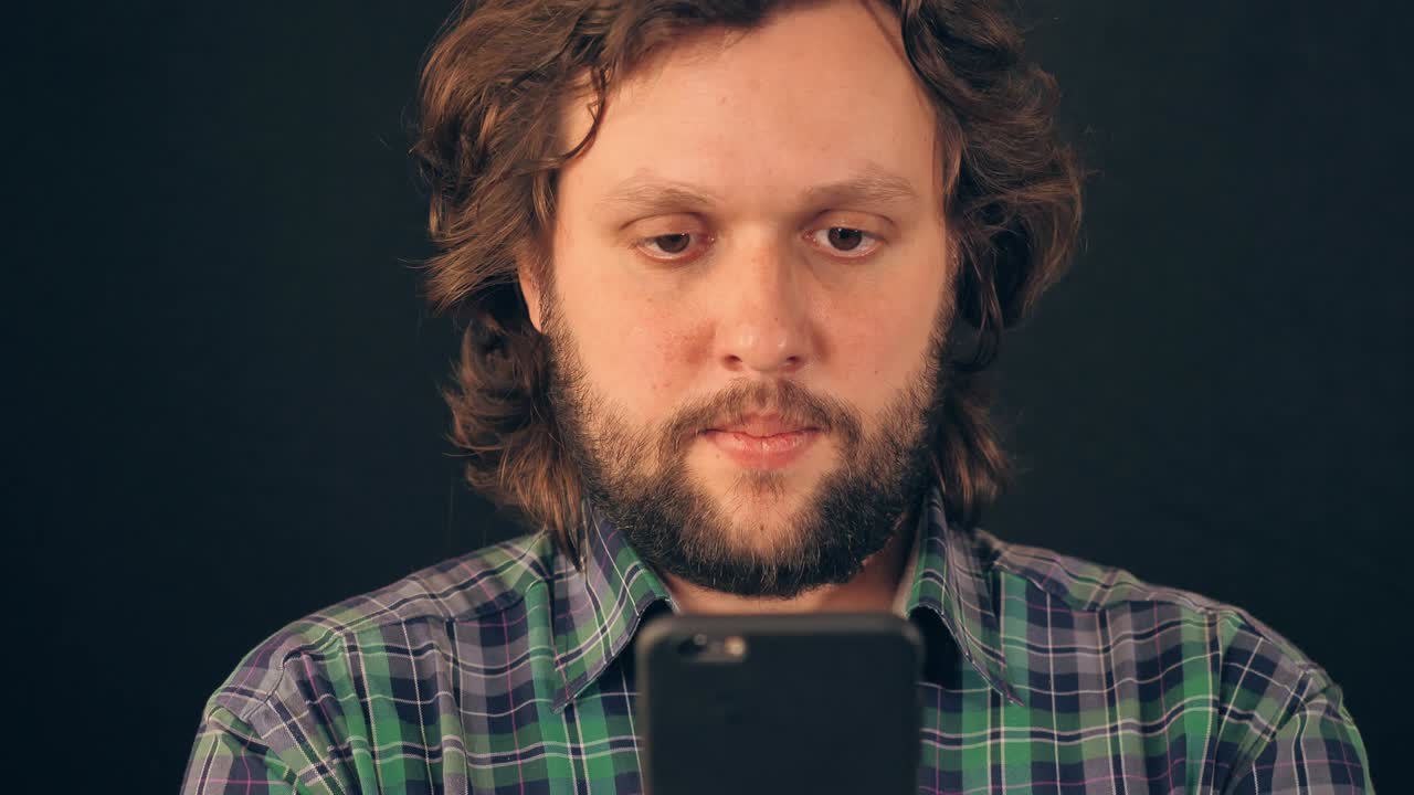 hombre caucásico adulto enviando mensajes en el móvil