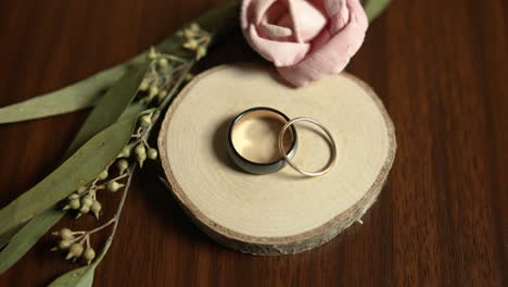 close up pan of a pair of wedding bands