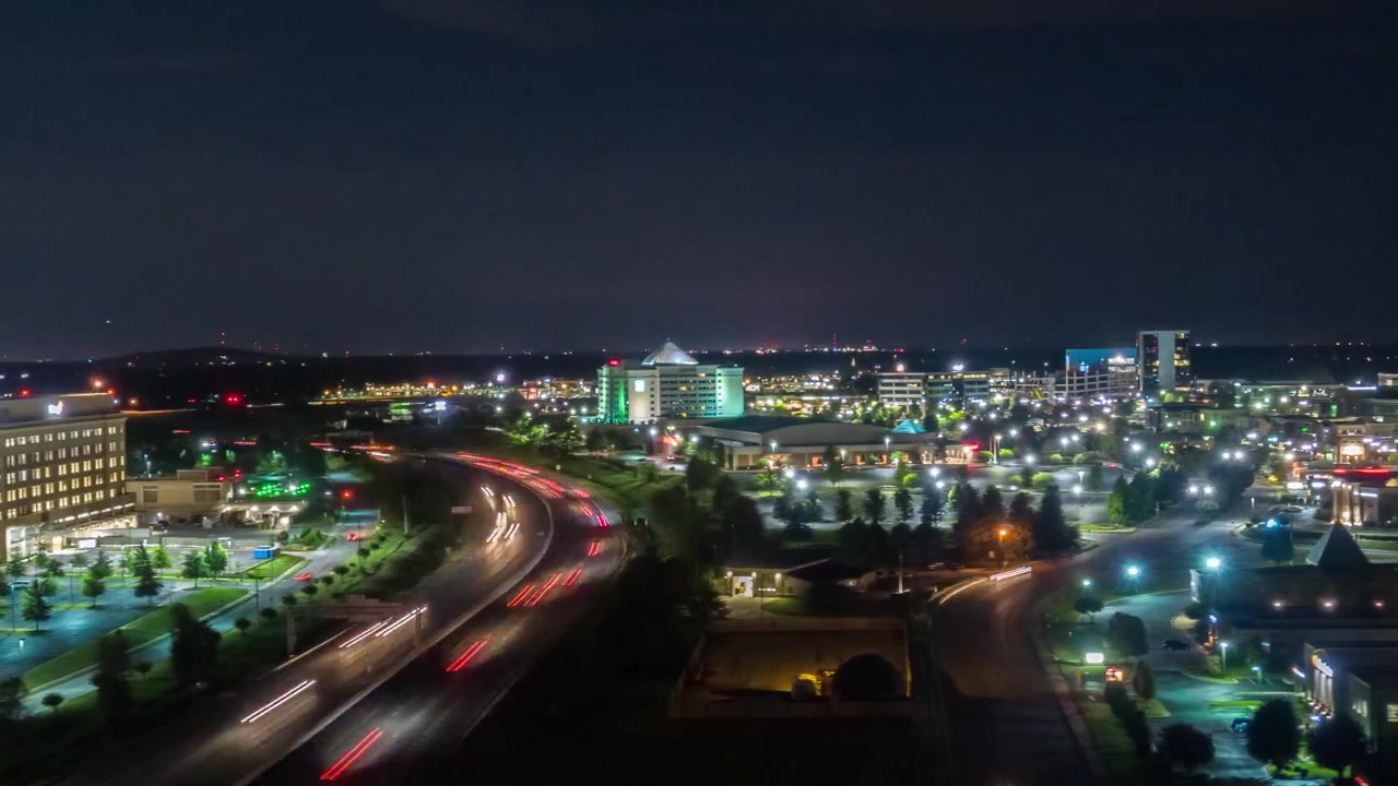 Hyperlapse al crepuscolo con zoom nel nord-ovest dell'Arkansas sulla I-49