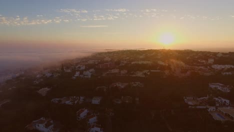 niebla procedente del océano atlántico durante la puesta de sol en luz, algarve, portugal