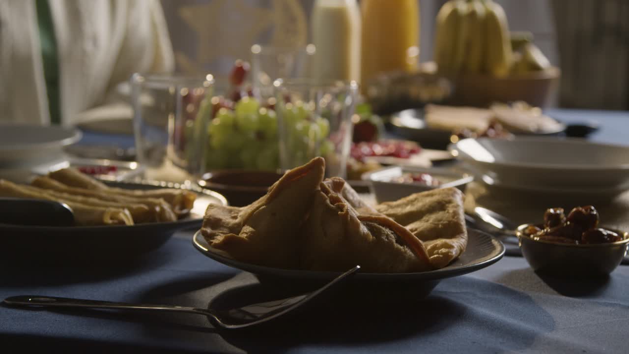 mesa familiar musulmana en casa preparada para la comida iftar rompiendo el ayuno diario durante el ramadán