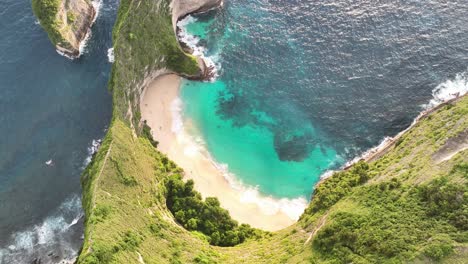 Kelingking-Beach-–-Drohnenaufnahmen-Von-Einem-Strand-Mit-Türkisfarbenem-Wasser