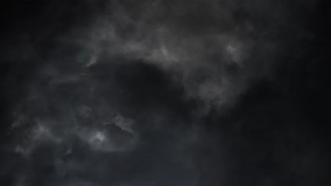 Ein-Gewitter,-Das-In-Dunkelgrauen-Wolken-Auftritt
