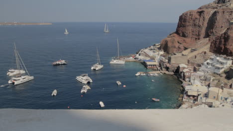 vista desde arriba del pequeño puerto pesquero kamari, en santorini