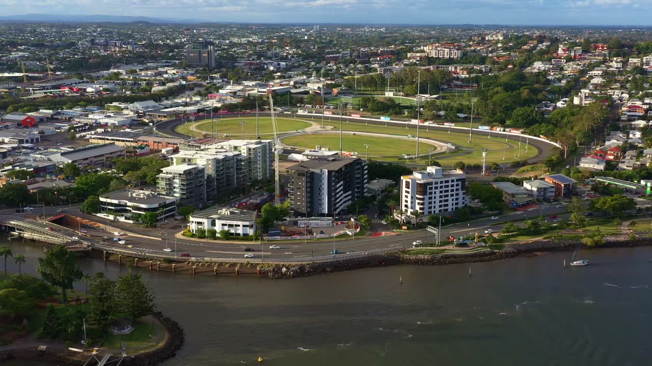 브리즈번 시티 메트로폴리탄 경마장, 알비온 파크 페이스웨이, 낮 동안 브렉퍼스트 크릭 옆에 위치한 크릭 하네스 레이싱 클럽, 퀸즐랜드, 호주