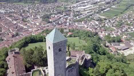 Vista-Panorámica-Aérea-De-Borgo-Valsugana-En-Trentino-Italia-Con-Vistas-A-La-Ciudad-Y-Las-Montañas