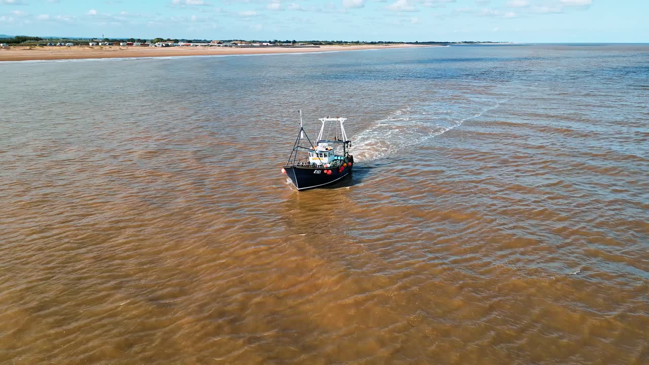 pequeño barco de arrastre de pesca barco navegando hacia el