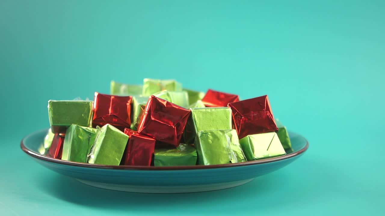 접시 에 싸여 있는 사각형 사탕 어리