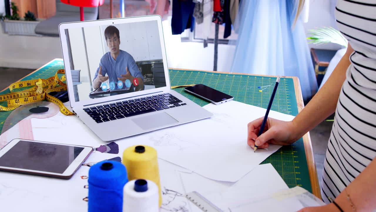diseñadora que tiene una videoconferencia