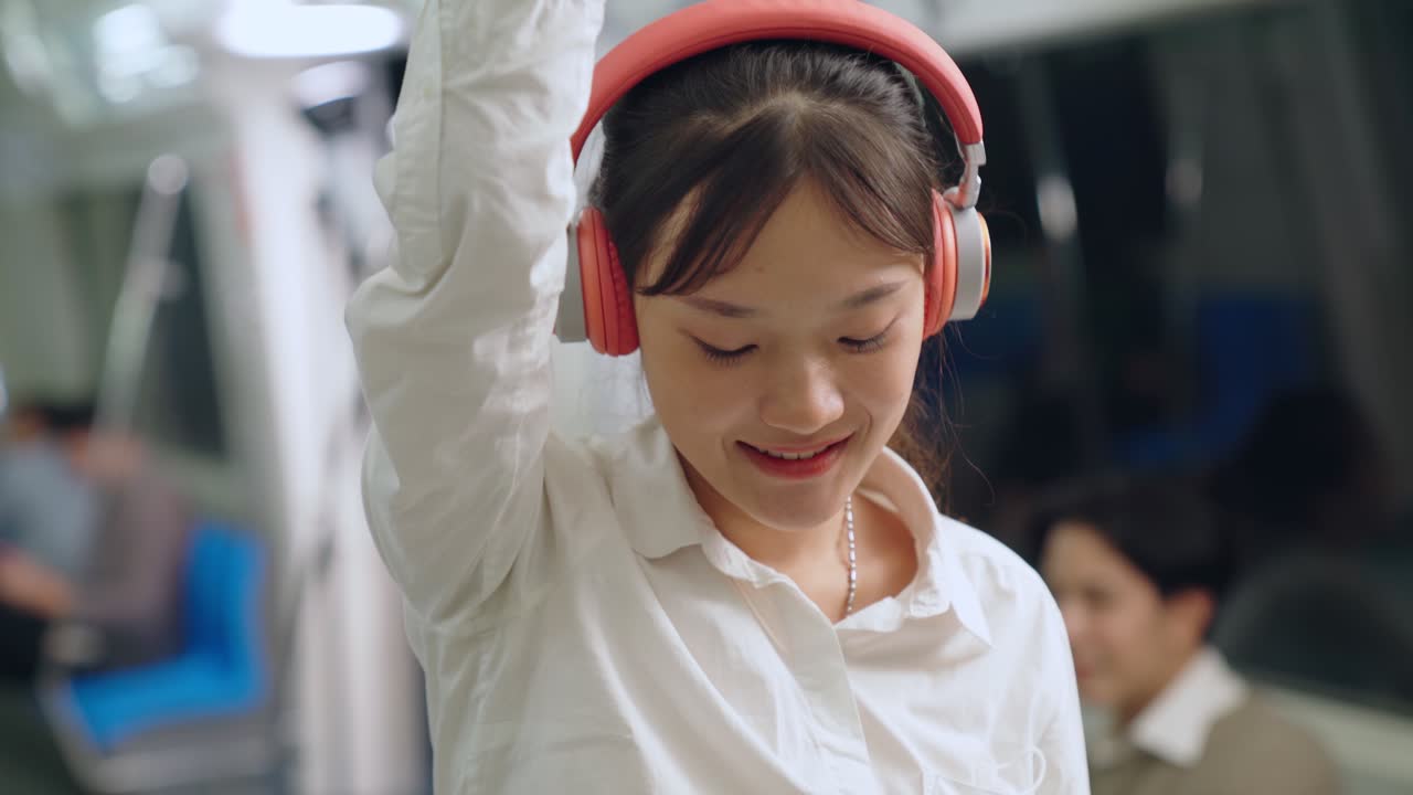 대중 열차에서 휴대 전화를 사용하는 젊은 여성