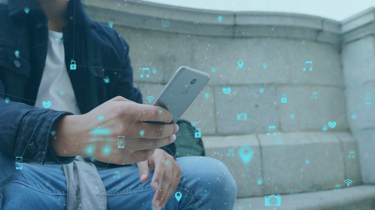 animación de la red de comunicación sobre hombre biracial usando teléfono inteligente al aire libre